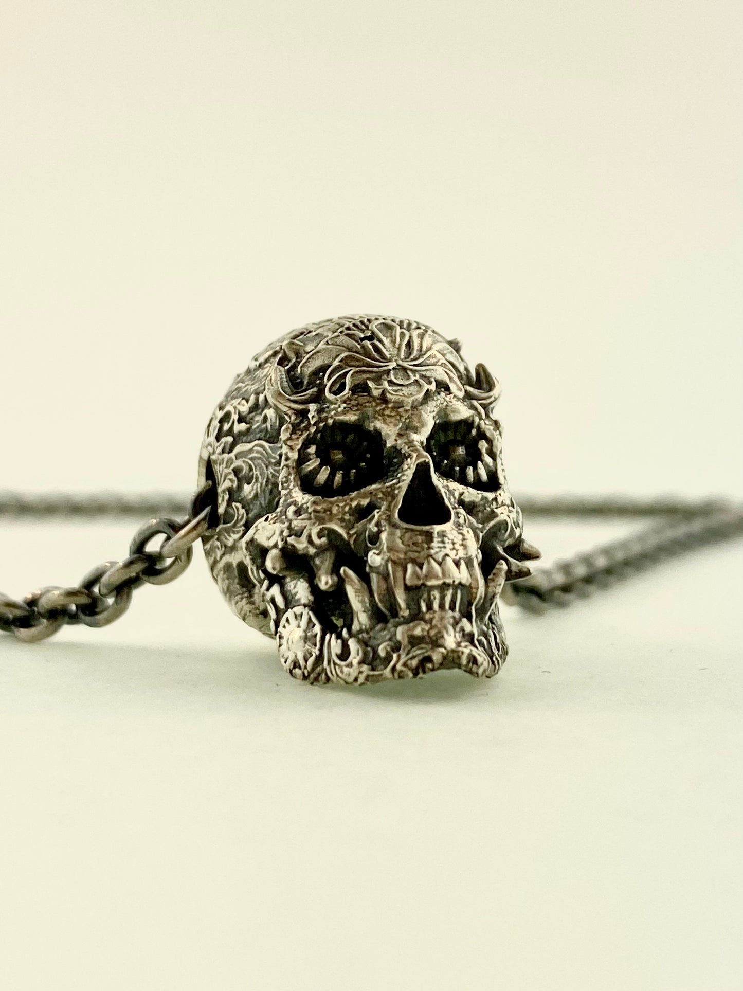 Collar de cuentas Oni de plata de ley