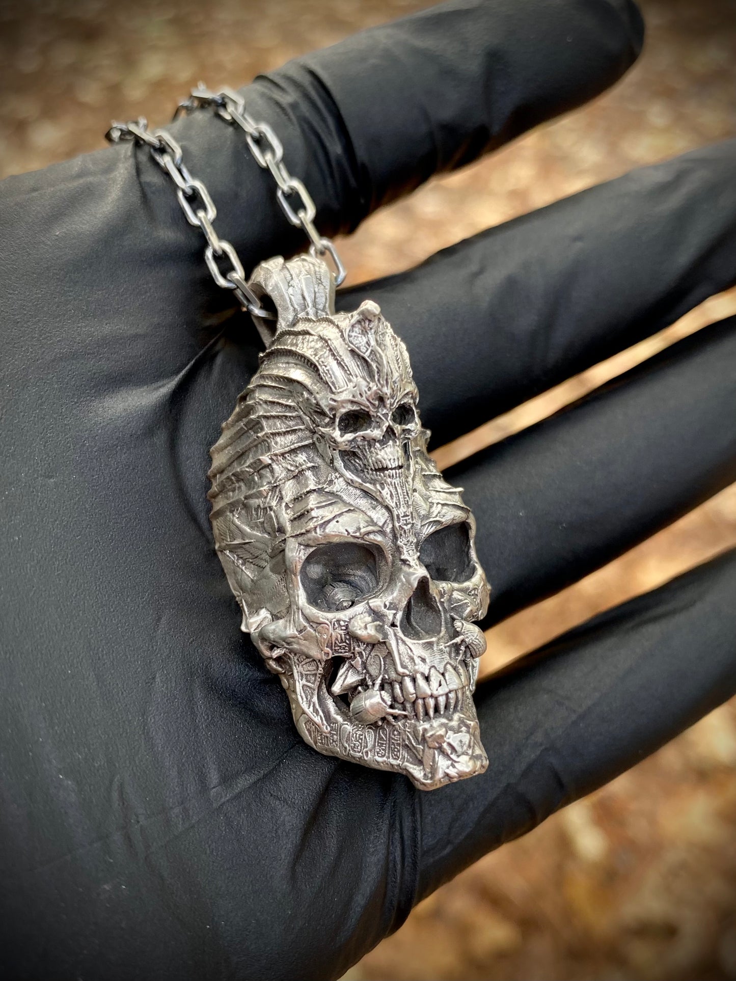 Colgante de calavera egipcia en plata de ley