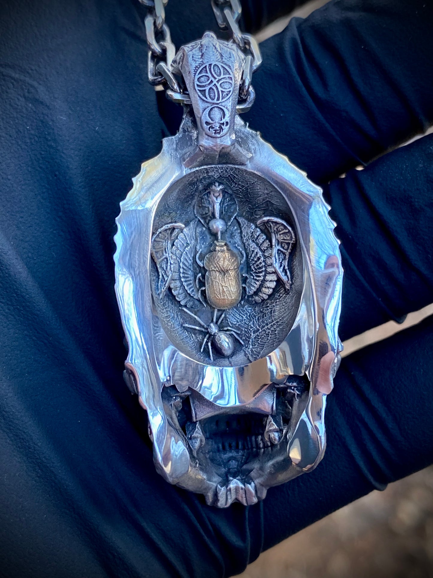 Colgante de calavera de Egipto, versión de máscara dorada