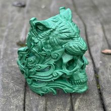 Cargar imagen en el visor de la galería, Cerámica verde sobre latón TigerSkull, sz9
