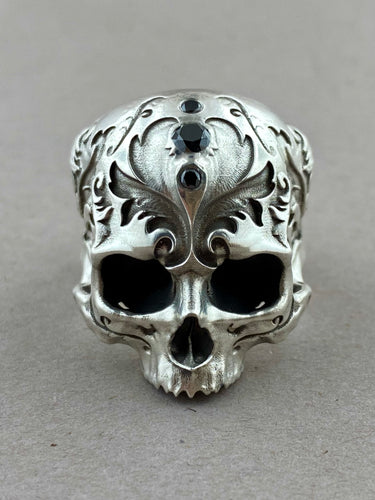 Calavera barroca de plata de ley con diamantes negros Sz10.5