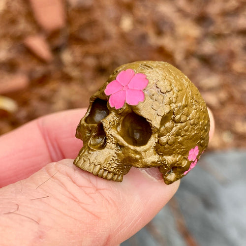 Cráneo de jardín japonés de latón con flor de cerezo de cerámica rosa, sz9