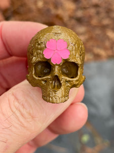 Cráneo de jardín japonés de latón con flor de cerezo de cerámica rosa, sz9