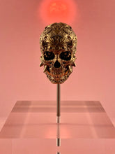 Cargar imagen en el visor de la galería, Escultura TechSkull.1 de Latón Pequeña