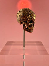 Cargar imagen en el visor de la galería, Escultura TechSkull.1 de Latón Pequeña