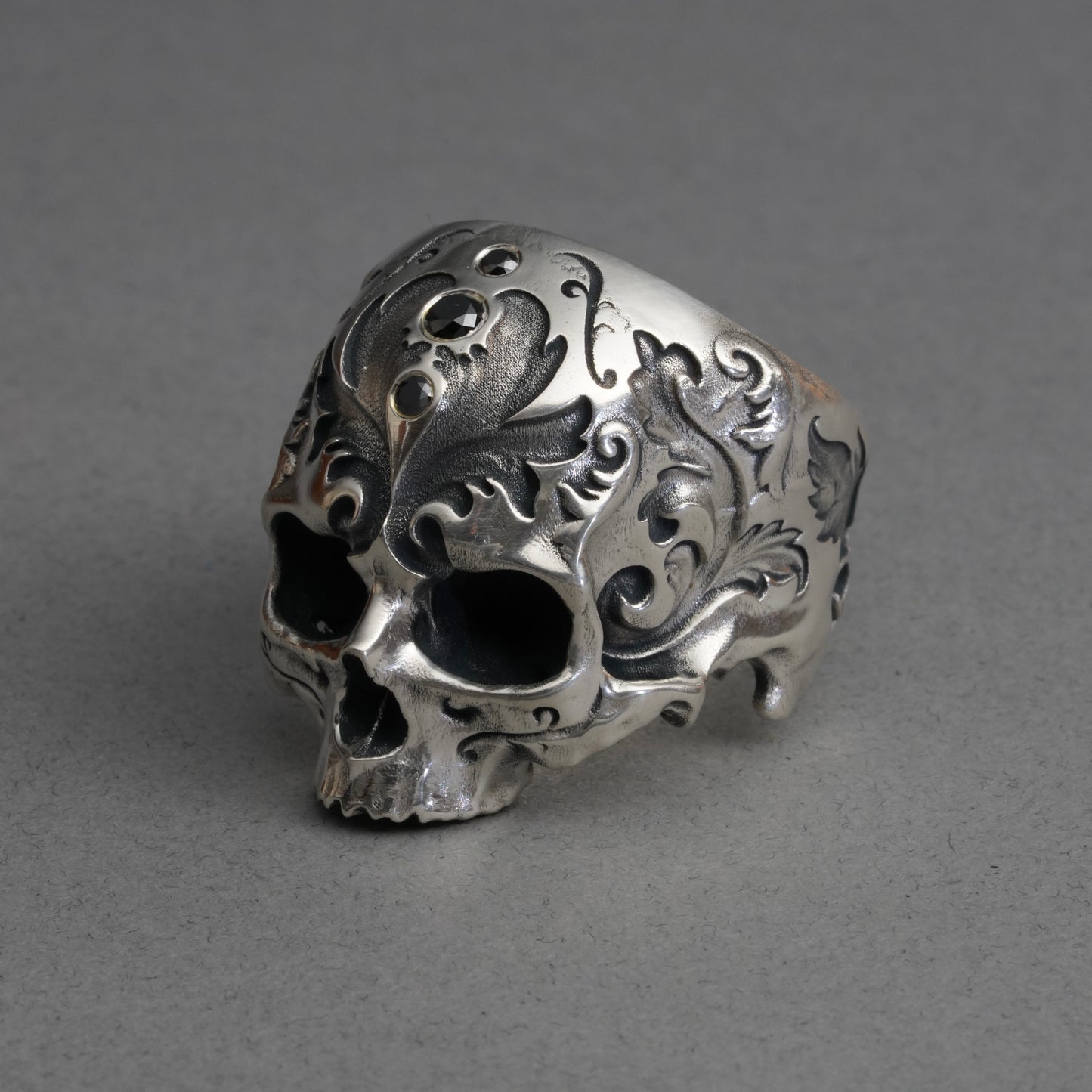 Calavera barroca de plata de ley con diamantes negros Sz10.5