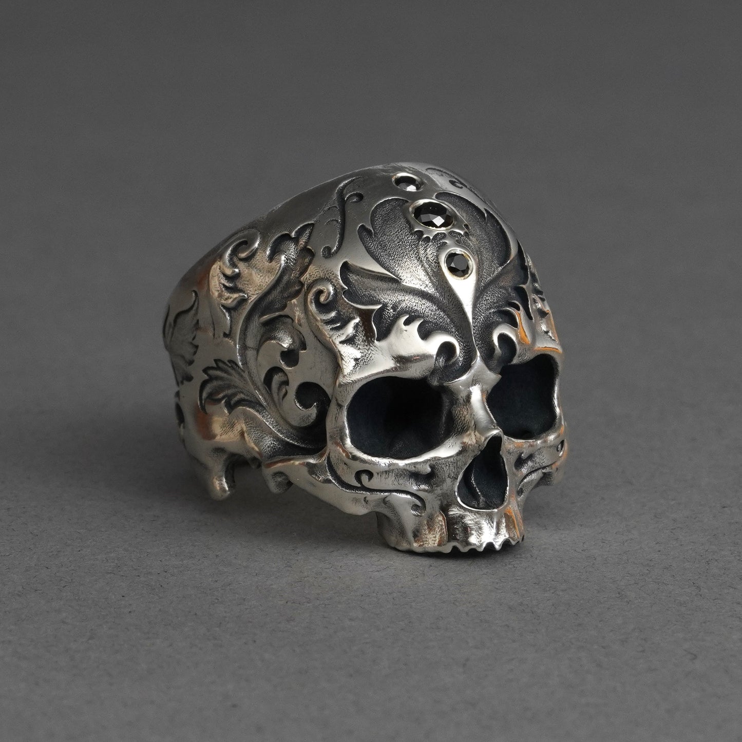 Calavera barroca de plata de ley con diamantes negros Sz10.5