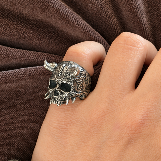 Anillo de calavera Oni con cuernos de ley