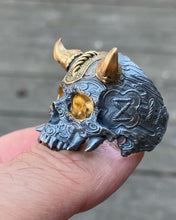 Cargar imagen en el visor de la galería, Anillo de calavera Oni con cuernos VIP