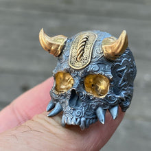 Cargar imagen en el visor de la galería, Anillo de calavera Oni con cuernos VIP