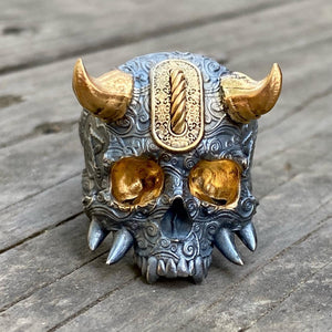 Anillo de calavera Oni con cuernos VIP