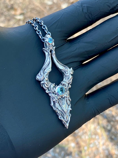 Colgante de victoria con piedras preciosas