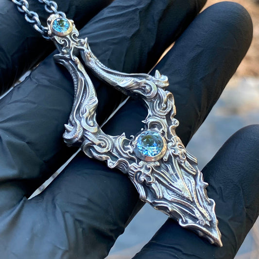 Colgante de victoria con piedras preciosas