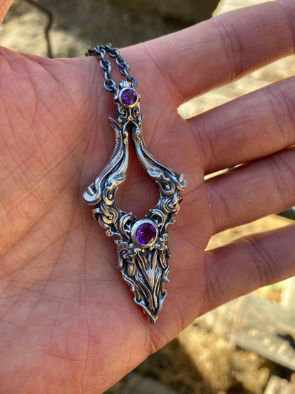Colgante de victoria con piedras preciosas