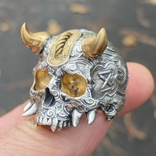 Cargar imagen en el visor de la galería, Anillo de calavera Oni con cuernos VIP