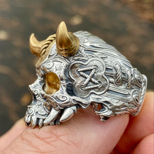 Anillo de calavera Oni con cuernos VIP