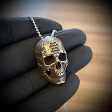 Cargar imagen en el visor de la galería, Colgante BronzeTechSkull.1