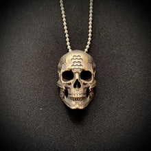 Cargar imagen en el visor de la galería, Colgante BronzeTechSkull.1