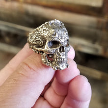 Cargar imagen en el visor de la galería, Anillo de calavera floreciente de bronce