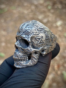 Anillo de calavera de viento atado de ley