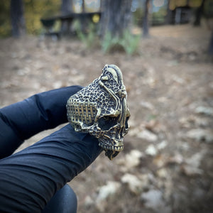 Anillo de calavera con cincel de bronce