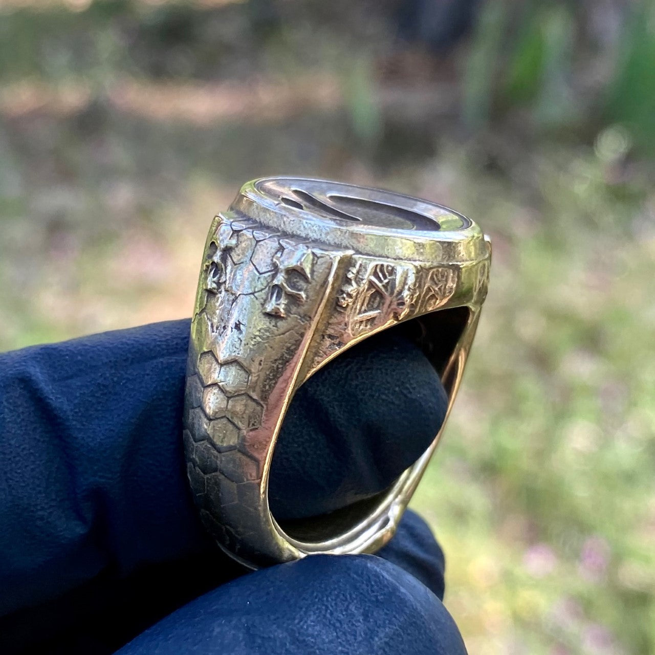 Anillo de sello de poder de bronce